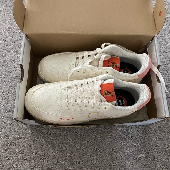 Women's Nike Airforce 1 07's - Picture 4 of 13